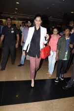 Sonam Kapoor snapped at Infinity Mall in Andheri, Mumbai on 28th Aug 2012 (13).JPG